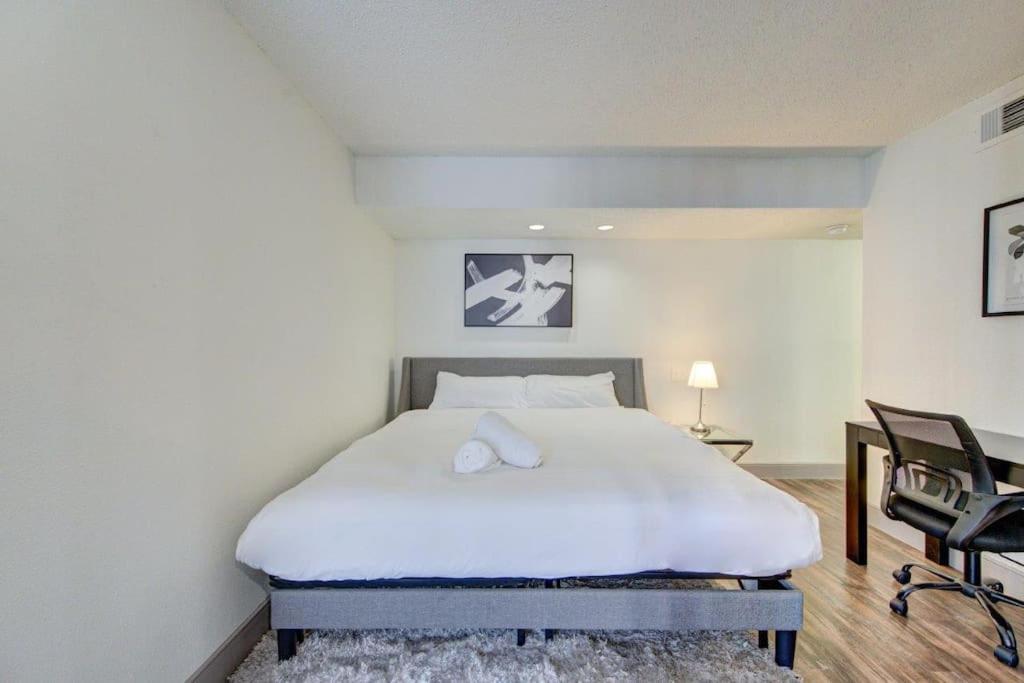 Lux Suite /King Bed /Free Parking/Pool/First Floor Houston Ngoại thất bức ảnh