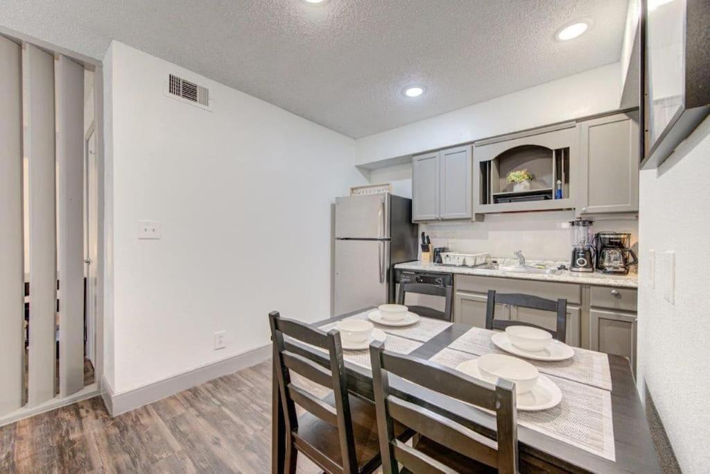 Lux Suite /King Bed /Free Parking/Pool/First Floor Houston Ngoại thất bức ảnh