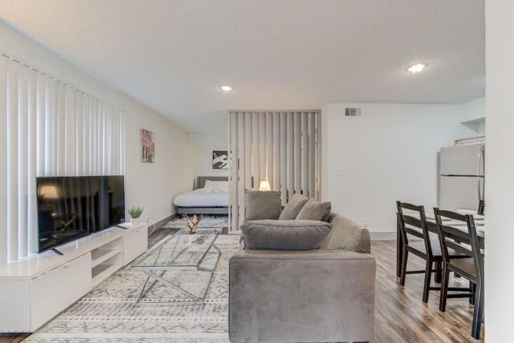 Lux Suite /King Bed /Free Parking/Pool/First Floor Houston Ngoại thất bức ảnh