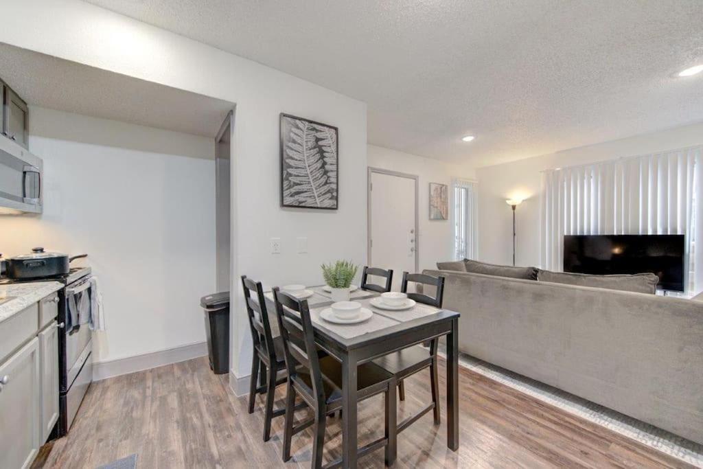 Lux Suite /King Bed /Free Parking/Pool/First Floor Houston Ngoại thất bức ảnh