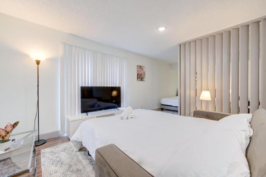 Lux Suite /King Bed /Free Parking/Pool/First Floor Houston Ngoại thất bức ảnh