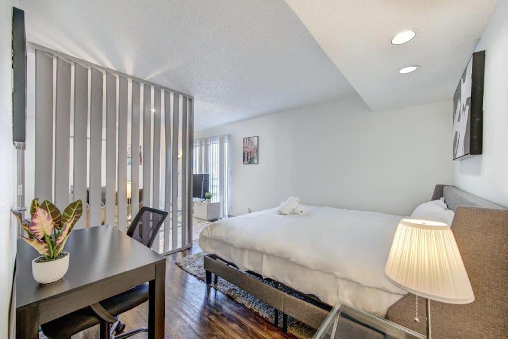 Lux Suite /King Bed /Free Parking/Pool/First Floor Houston Ngoại thất bức ảnh