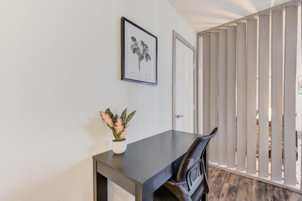 Lux Suite /King Bed /Free Parking/Pool/First Floor Houston Ngoại thất bức ảnh